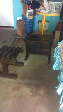 Cama de pino nuevo con gavetero y silla