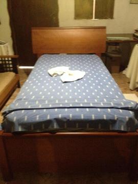 cama individual de madera con colchon