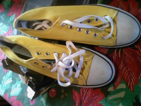 Zapatos converse de lona amarillos