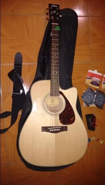 Guitarra Yamaha Fx370C con accesorios