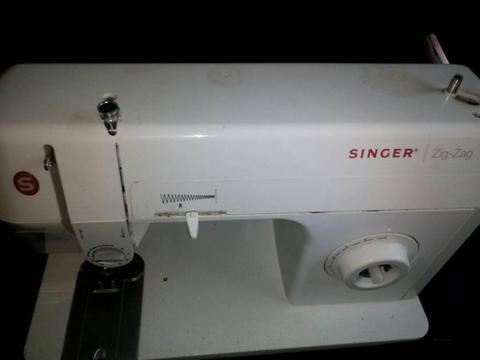 Vendo maquina de coser Singer ZigZag