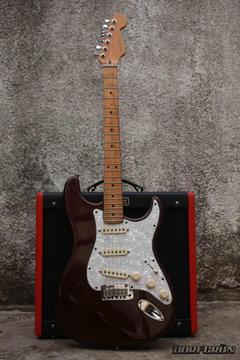 Guitarra Fender Stratocaster Plus American Deluxe Gibson