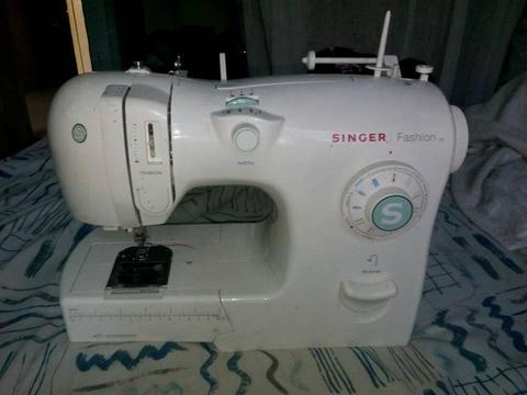 Maquina de coser marca singer