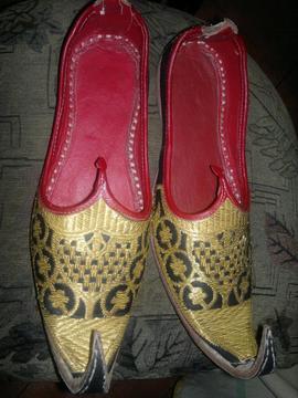 VENDO ZAPATOS INDU DE LA INDIA ORIGINAL PURO CUERO SIN USAR