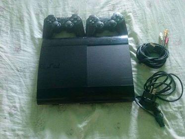 PS3 Super Slim de 500gb con dos Controles en Buen Estado