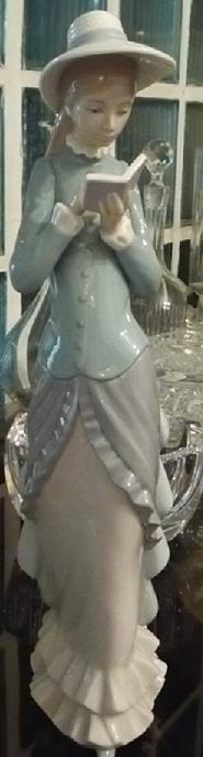 Bella Figura de porcelana Lladró DE PASEO Y LECTURA, lanzamiento 1.978