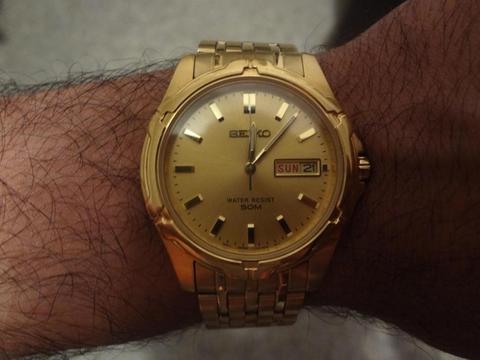 Seiko Modelo V7438b39 Gold