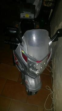 Moto Electrica Y Casita Plastica