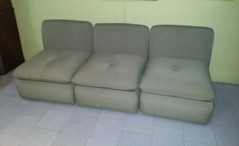Práctico, confortable y funcional sofá modular de tres puestos usado, en perfecto estado