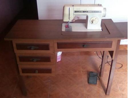 Máquina de coser SINGER con su mueble