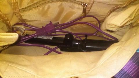 Se vende hermosa Plancha Viajera Cyzone Como Nueva CON BOLSITO VIAJERO