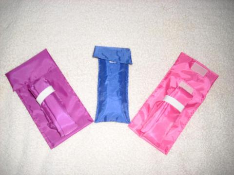 Bolsas para las compras de diferentes colores, cómodas de llevar en la cartera y bolsillos del pantalón