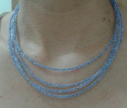 Collar de mostacillas azules nuevo