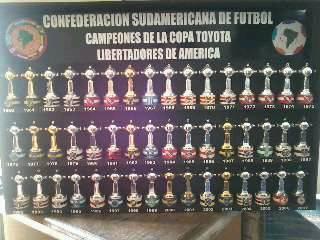 COLECCIÓN DE MINI TROFEOS DE LA COPA LIBERTADORES DE AMÉRICA DESDE EL AÑO 1960 HASTA 2007