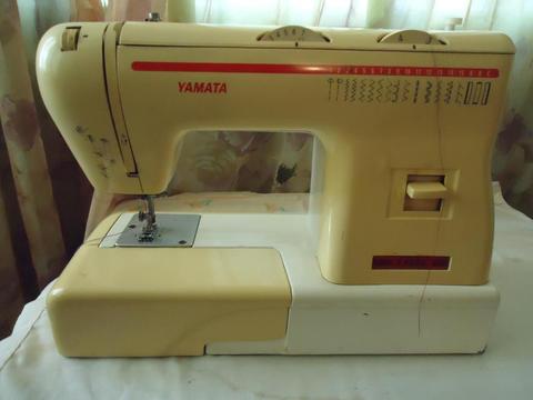 Maquina de Coser Yamata con detalles