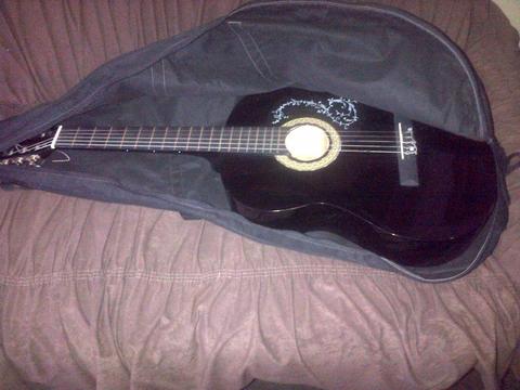 Guitarra Acústica Negra con forro