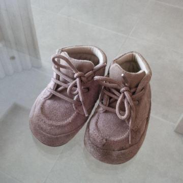 VENDO ZAPATICOS PARA BEBE DE GAMUZA MARRÓN CON CORDONES. TALLA 16