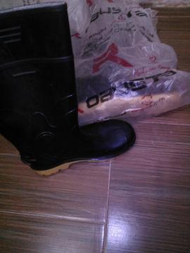 Botas de goma con casquillo nuevas, marca Robusta