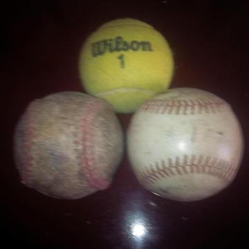 A la venta 2 pelotas de beisbol y una pelota de tenis Wilson Usadas