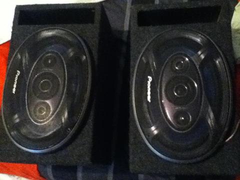 VENDO PAR DE CORNETAS PIONEER 6X9 DE 430WATTS RMS CON SU CAJONES