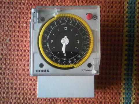 Reloj analógico marca ORBIS Crono QRD sin uso
