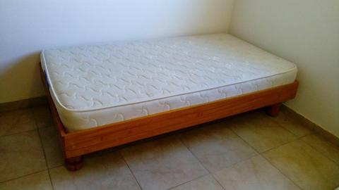 camas individiduales de madera con colchon