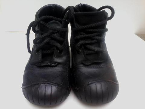 Zapatos para niño marca GIGETTO talla 26 color negro y gris