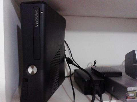 XBOX 360 SLIM DE 4GB, CHIPEADO, CON UN CONTROL