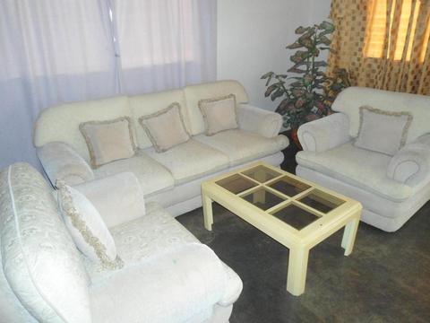 MUEBLES DE LUJO DE TRES PIEZAS CON MESA CENTRAL