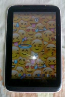 Tablet de 10 pulgadas con su teclado y cargador