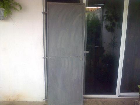 Puerta de hierro con marco y cerradura