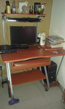 Vendo Computadora con Mesa