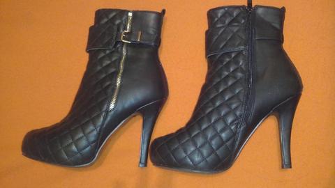 se vende botas de cuero forradas por dentro marca collction