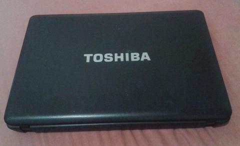 Vendo Laptop Toshiba Satellite con detalle en la Pantalla