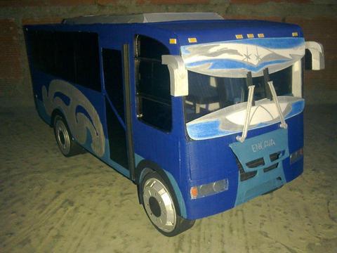 Autobús Envava Ent610AR Artesanal hecho a mano con materiales de reciclaje, cartón y plástico