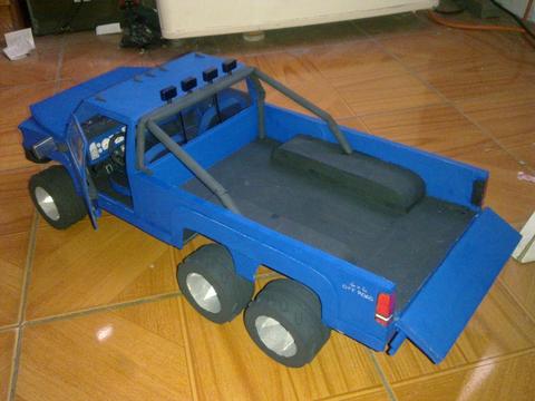 Dodge T rex Camioneta Artesanal hecha a mano, con materiales de reciclaje cartón y plástico