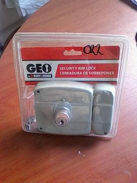 Cerradura para puerta de hierro de sobreponer marca GEO fabricación de BlackDecker