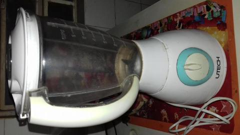 licuadora utech , motor bueno vaso con detalle casi nueva