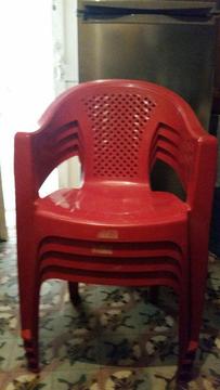 sillas plasticas rojas
