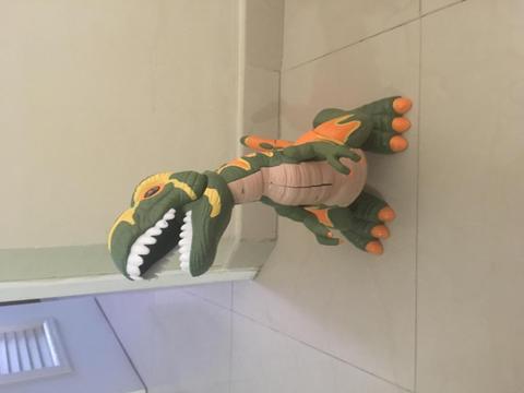 Dinosaurio mecánico. Juguete para niño