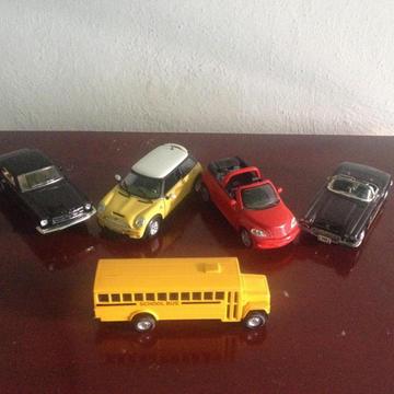 A la venta 10 Carritos marca KINSMART Nuevos OJO CADA UNA 2.500 para coleccion Negociable