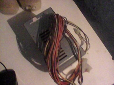 Fuente de poder 300W marca xtech 20 pines