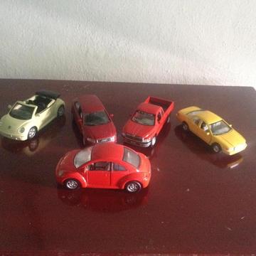 A la venta 10 Carritos marca KINSMART Nuevos OJO CADA UNA 3.500 para coleccion Negociable