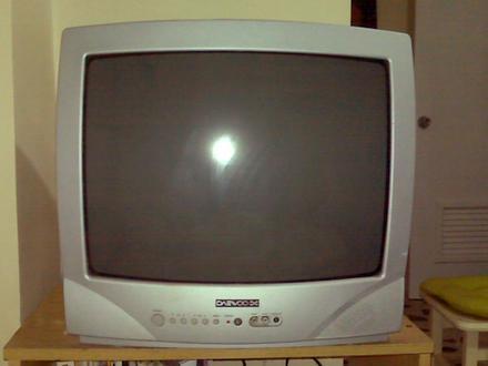 Se vende televisor daewoo en buen estado detalles de uso