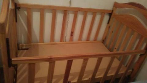 Vendo cuna de pino poco uso en excelentes condiciones