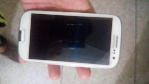 Se vende o se cambia SAMSUNG S3 I9300 PARA REPUESTO PANTALLA MALA