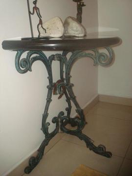 Mesa de mármol y hierro con espejo