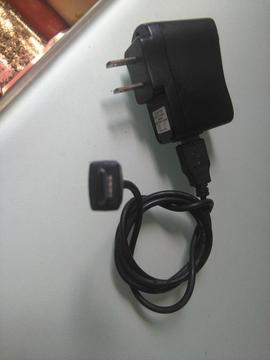 CARGADOR CON CABLE USB ADAPTER USADO