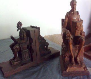 Figura y portalibros tallado en madera