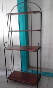 mueble estante de madera y hierro forjado